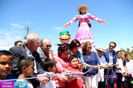l Console ‪‎MorenoGabrielli‬ , il costruttore ‪FabrizioGalli‬ ed i rappresentanti delle autorità nicaraguensi ed italiane inaugurano la ‪Gigantona‬ nel Pasèo Xolotlan, a ‪‎Managua‬ . ‪‎Nicaragua